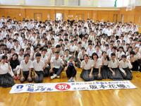 母校の渚中学校での交流会に参加した坂本花織さん（撮影・高橋伯弥）