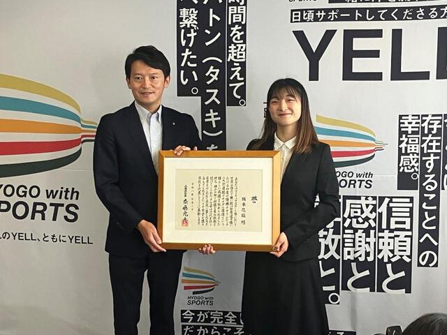 誉賞を受賞した坂本花織さんと斎藤元彦兵庫県知事（左）