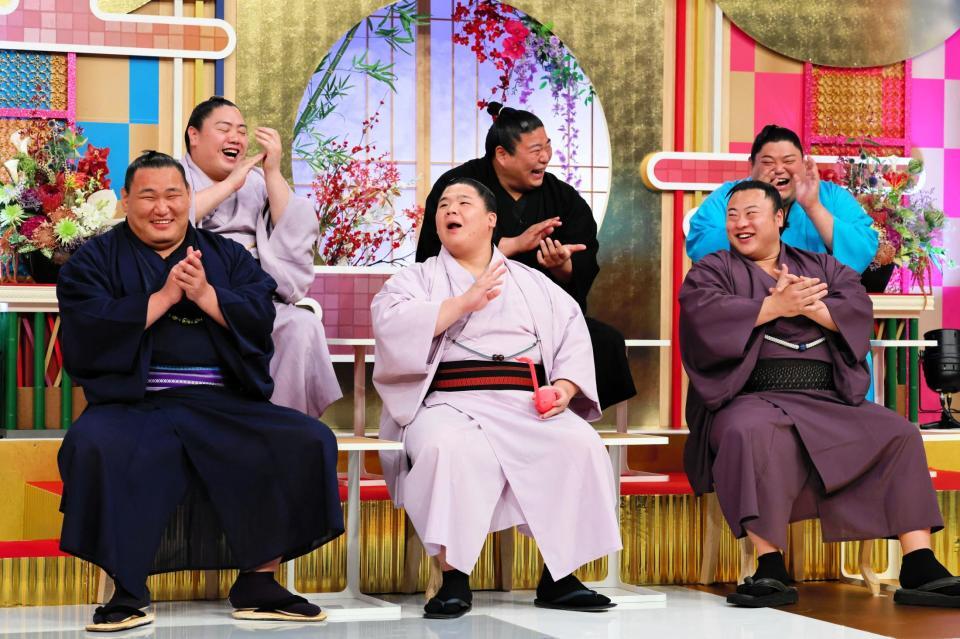 「ＣＢＣ前夜祭」に出演した（前列左から）豊昇龍、宇良、翔猿（後列左から）一山本、若元春、阿炎（ＣＢＣ提供）