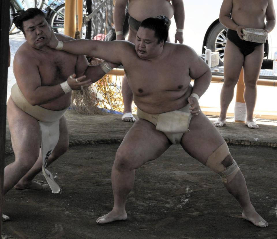 霧島（左）を攻める琴勝峰