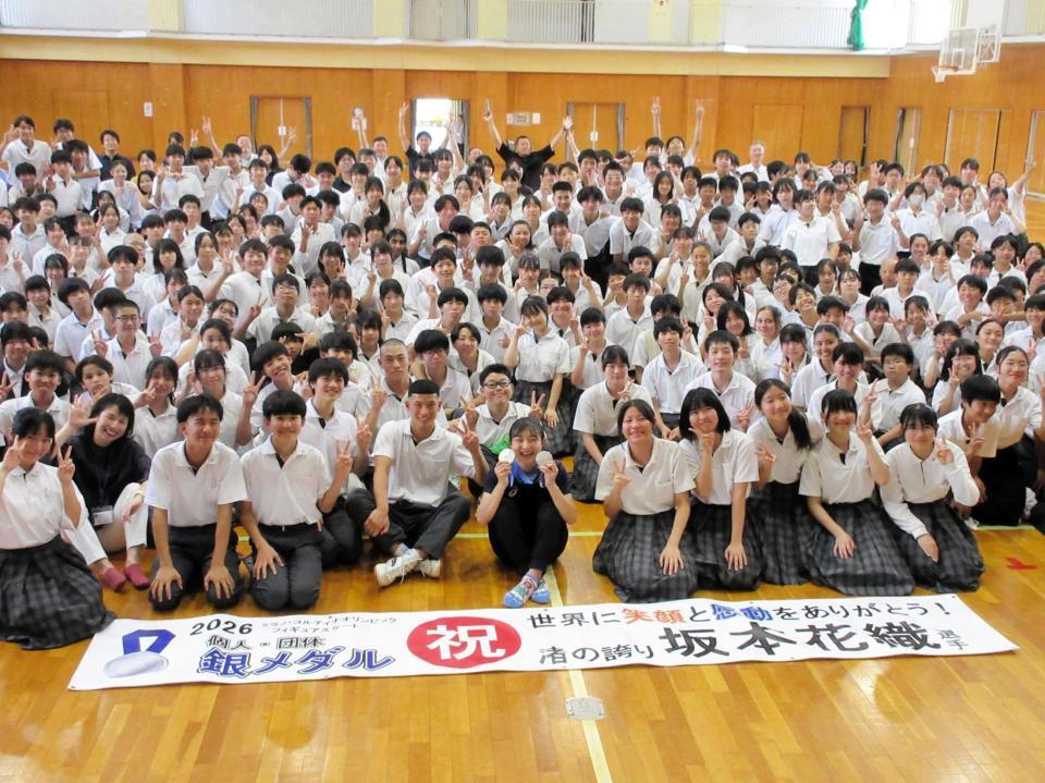 母校の渚中学校での交流会に参加した坂本花織さん（撮影・高橋伯弥）