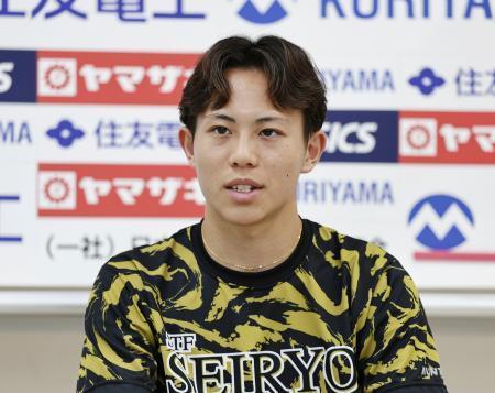 　陸上の布勢スプリントを前に記者会見する清水空跳＝ヤマタスポーツパーク陸上競技場