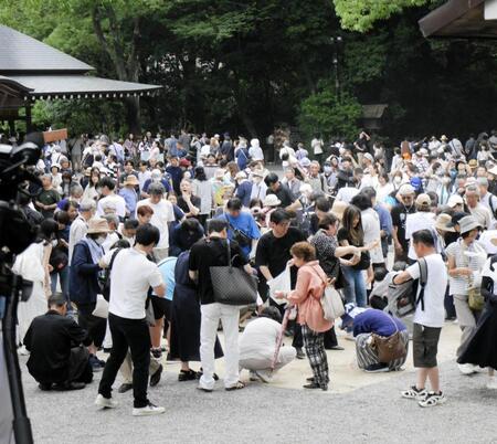 横綱土俵入り用に敷き詰められた砂を拾い集める来場者＝熱田神宮