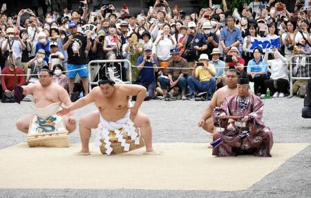 土俵入りを行う（左から）太刀持ちの隆の勝、大の里、露払いの高安＝熱田神宮