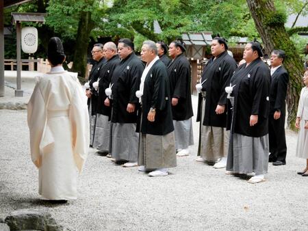 参拝に臨む（手前右から）九重親方、浅香山親方、八角理事長、尾上親方、（後列右から）琴桜、大の里、豊昇龍＝熱田神宮