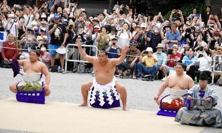 土俵入りを行う（左から）太刀持ちの平戸海、豊昇龍、露払いの宇良＝熱田神宮