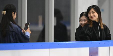 坂本花織さん（右）との記念写真を撮ってもらう中井亜美＝関空アイスアリーナ（撮影・高部洋祐）