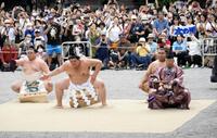 土俵入りを行う（左から）太刀持ちの隆の勝、大の里、露払いの高安＝熱田神宮