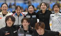 仲間と記念写真に納まる中井亜美（中央）＝関空アイスアリーナ（撮影・高部洋祐）