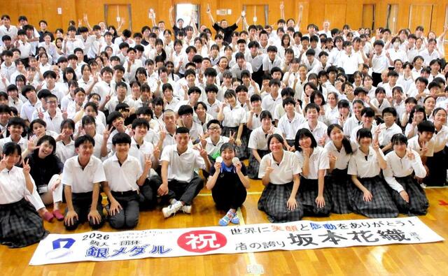 　母校の渚中学校での交流会に参加した坂本花織さん＝神戸市・渚中学校（撮影・高橋伯弥）