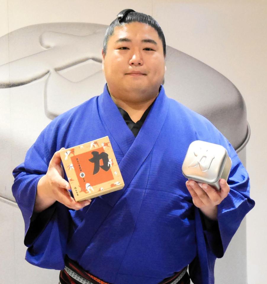 決まり手煎餅を手にする若元春