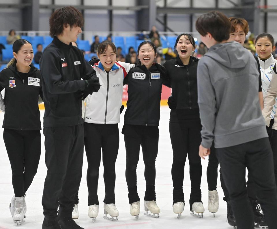 仲間と肩を組む中井亜美（中央）＝関空アイスアリーナ（撮影・高部洋祐）