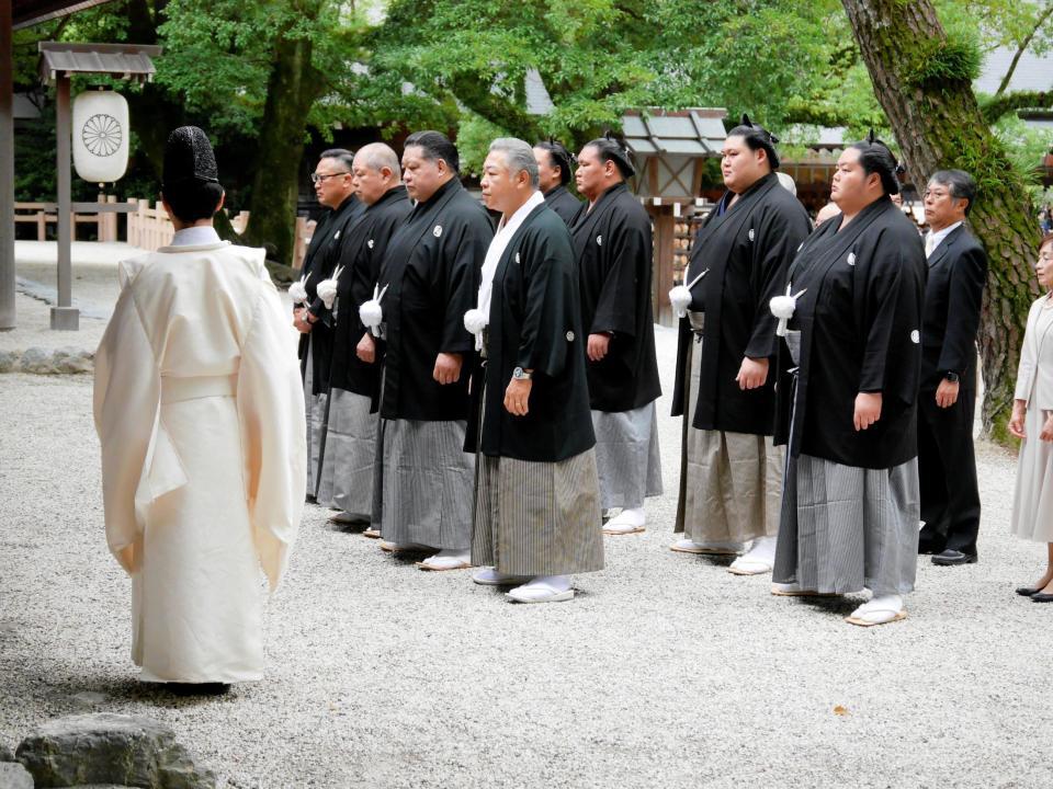 参拝に臨む（手前右から）九重親方、浅香山親方、八角理事長、尾上親方、（後列右から）琴桜、大の里、豊昇龍＝熱田神宮
