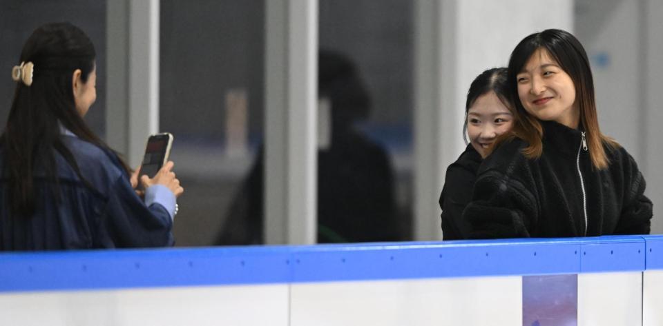 坂本花織さん（右）との記念写真を撮ってもらう中井亜美＝関空アイスアリーナ（撮影・高部洋祐）