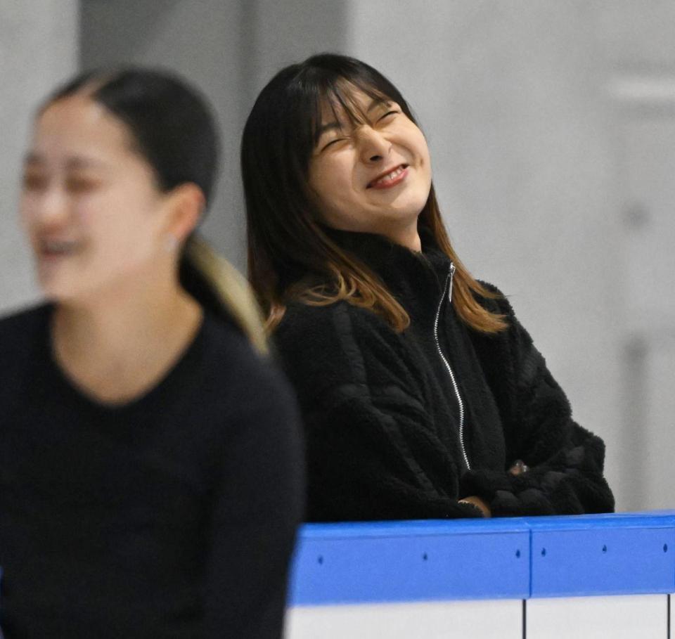 合宿を見守る坂本花織さん（撮影・高部洋祐）