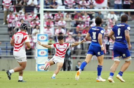 　日本－イタリア　前半、キックする伊藤龍＝秩父宮