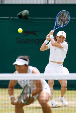 　女子ダブルス２回戦でプレーする青山修子（奥）、梁恩碩組＝ウィンブルドン（共同）