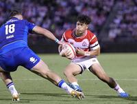 　日本－イタリア　後半、攻め込む伊藤龍＝秩父宮