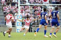 　日本－イタリア　前半、キックする伊藤龍＝秩父宮