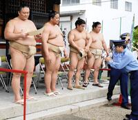 蟹江警察署から感謝される（左から）朝乃山、朝白龍、朝紅龍、朝翠龍