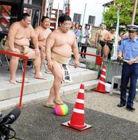 二日酔いを再現するゴーグルをかけてドリブルを行う朝紅龍