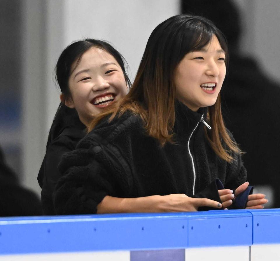 　坂本花織さん（右）に抱きつく中井亜美