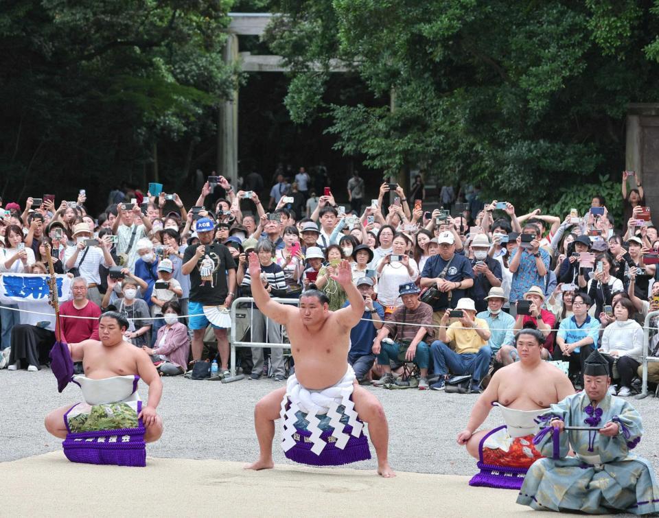 　大相撲名古屋場所を前に奉納土俵入りを披露する豊昇龍。左は太刀持ちの平戸海、露払いは宇良