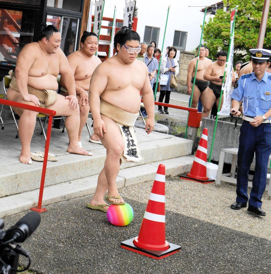 二日酔いを再現するゴーグルをかけてドリブルを行う朝紅龍