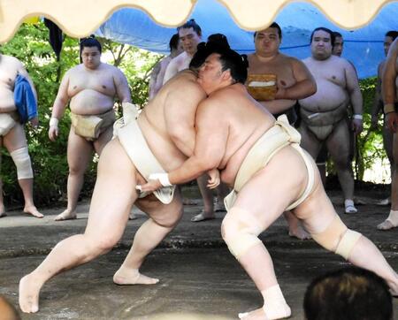 大の里（左）に当たる琴桜