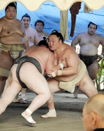 若い衆に胸を出す玉鷲