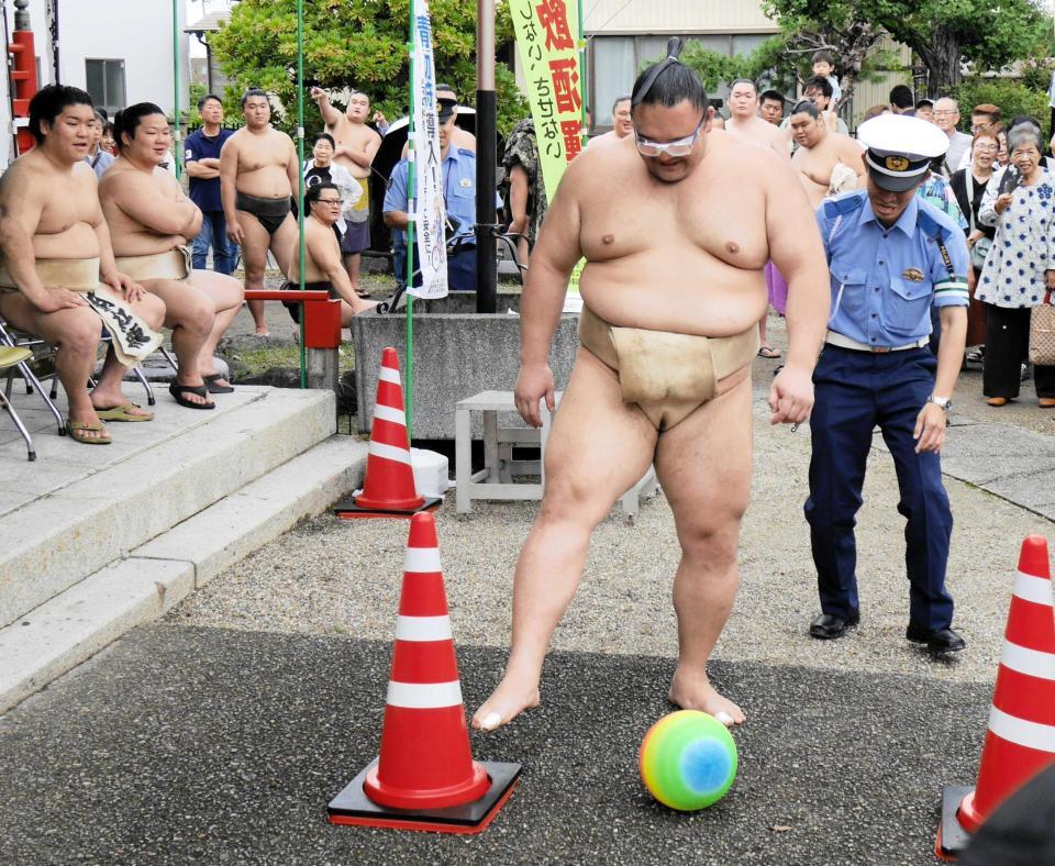 　二日酔いを再現するゴーグルをかけてドリブルを行う朝乃山（撮影・山本鋼平）