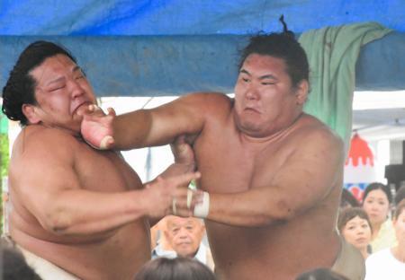 　高砂部屋に出稽古し、朝白龍（左）と相撲を取る豊昇龍＝愛知県蟹江町