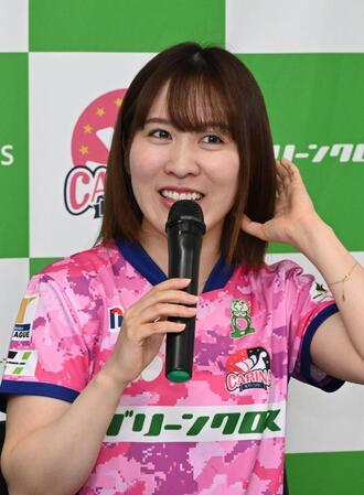 入団会見で笑顔を見せる平野美宇