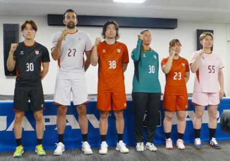 　ハンドボール日本代表に選出され、ポーズをとる女子の相沢菜月（右から２人目）と男子の玉川裕康（左から２人目）ら＝７日、東京都北区の味の素ナショナルトレーニングセンター