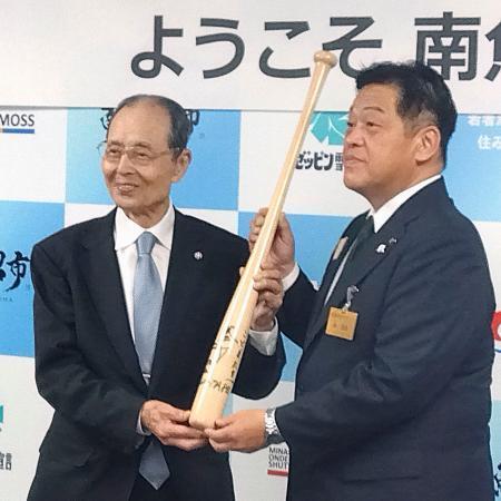 　新潟県南魚沼市の林茂男市長（右）と写真に納まる王貞治さん＝８日午後、南魚沼市役所