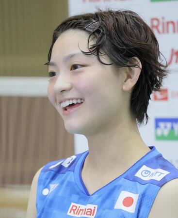 練習後、笑顔で会見する宮崎友花（撮影・吉澤敬太）