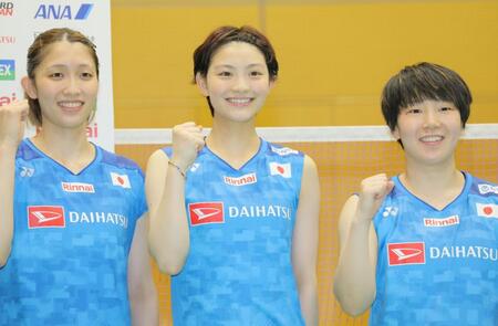 笑顔を見せる宮崎友花（中央）、山口茜（右）らバドミントン女子日本代表（撮影・吉澤敬太）