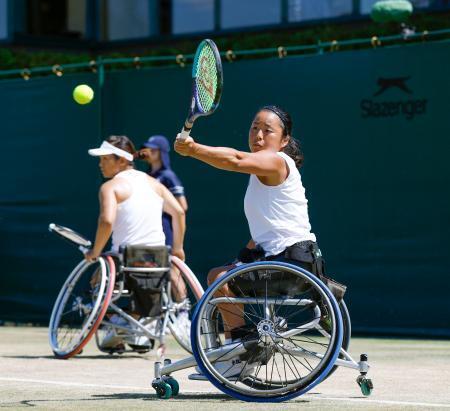 　車いすの部女子ダブルス１回戦でプレーする上地結衣（右）、朱珍珍組＝ウィンブルドン（共同）