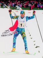 リレハンメル五輪のノルディックスキー複合団体で、「日の丸」を振り金メダルのゴールをする荻原健司＝１９９４年２月（共同）