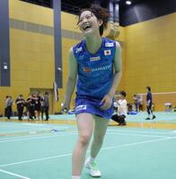 コート上で笑顔を見せる宮崎友花（撮影・吉澤敬太）
