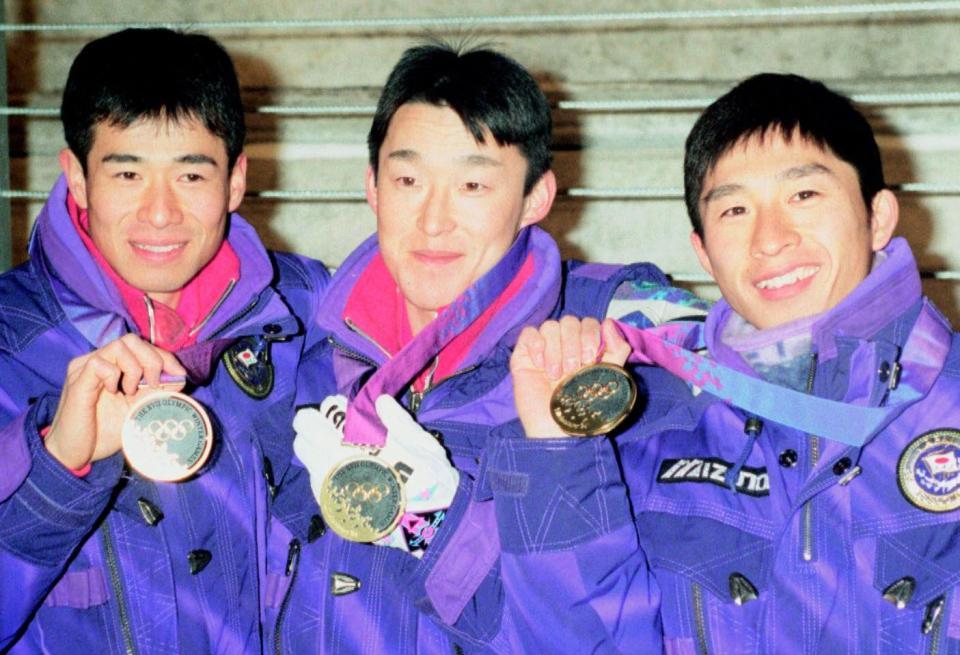 リレハンメル五輪のノルディックスキー複合団体で金メダルを獲得した（左から）河野孝典、阿部雅司、荻原健司＝１９９４年２月（共同）