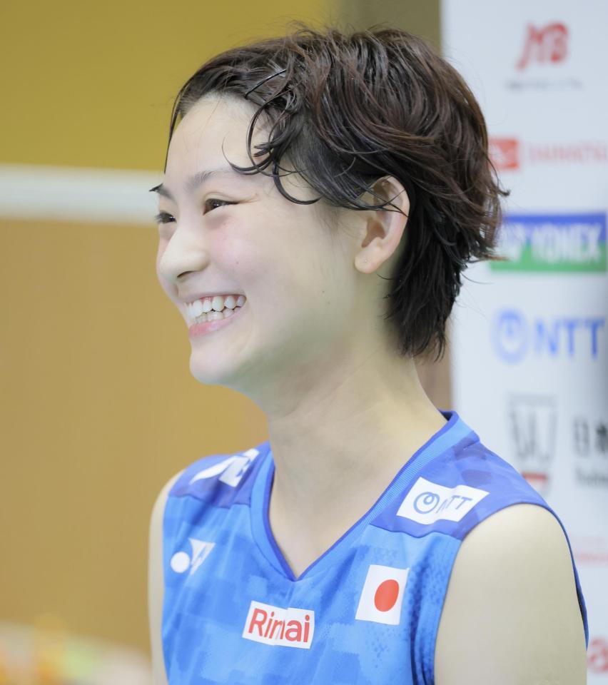 練習後、笑顔で会見する宮崎友花（撮影・吉澤敬太）
