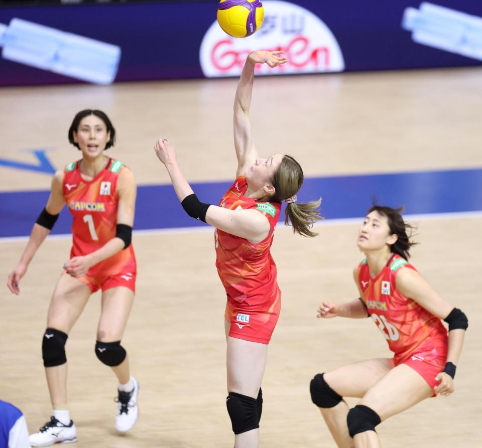 第３セット、スパイクを打つ石川真佑。左は和田由紀子、右は秋本美空（撮影・中田匡峻）
