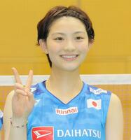 練習後、Ｖサインを見せる宮崎友花（撮影・吉澤敬太）