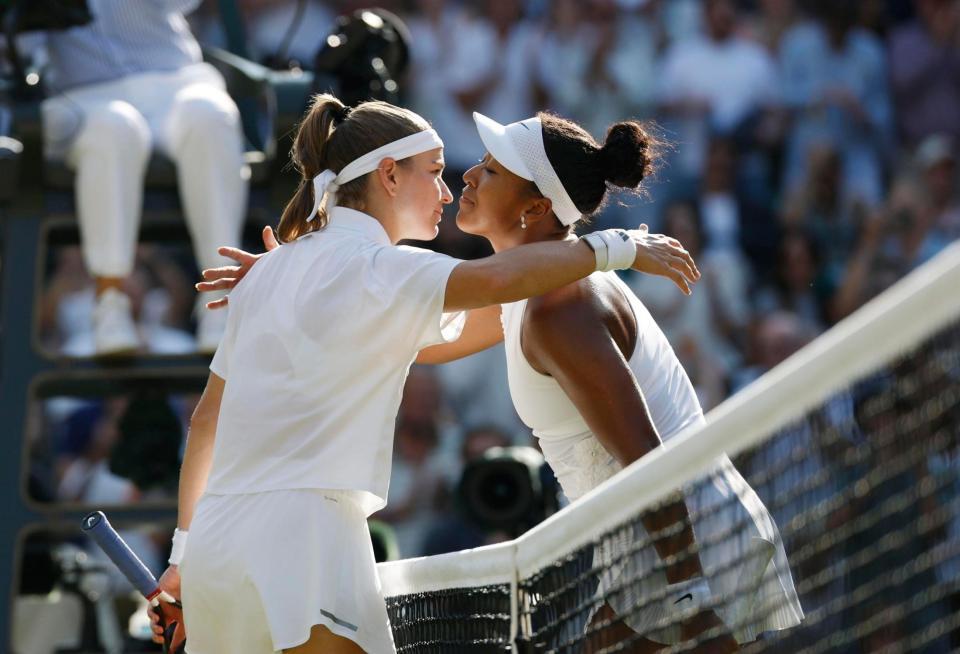 女子シングルス準々決勝でカロリナ・ムホバ（左）に敗れた大坂なおみ（共同）
