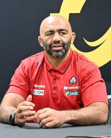 　ラグビーのネーションズ選手権第２戦のアイルランド戦に向け、意気込みを語る日本代表のリーチ＝１０日、オーストラリア・ニューカッスル（共同）