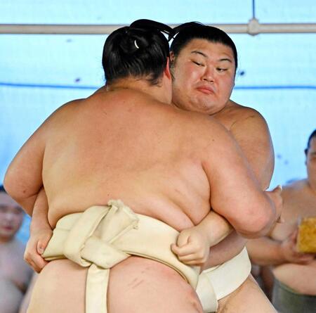 　二所ノ関一門の連合稽古で琴桜（手前）と相撲を取る大の里