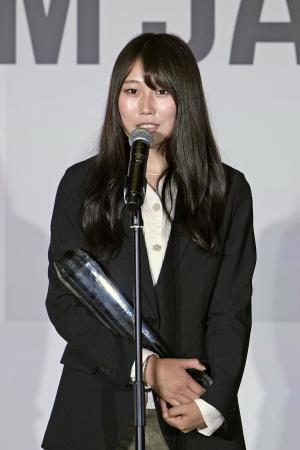 　優秀賞を受賞したスノーボード女子の村瀬心椛＝１１日、東京都千代田区