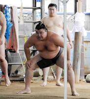 基礎運動で汗を流す霧島
