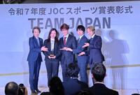 ＪＯＣスポーツ賞表彰式で特別栄誉賞を受賞した（右から）鍵山優真、佐藤駿、森田真沙也，吉田唄菜，プレゼンターの橋本聖子ＪＯＣ会長